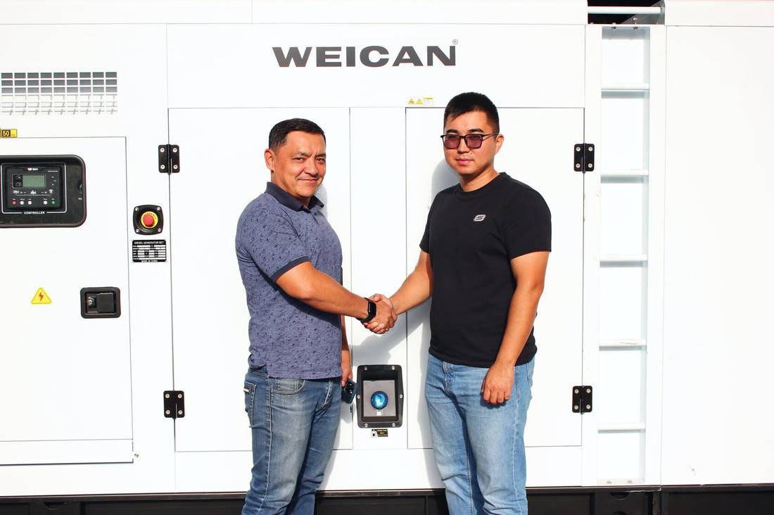 Директор WEICAN с клиентом у генератора на складе